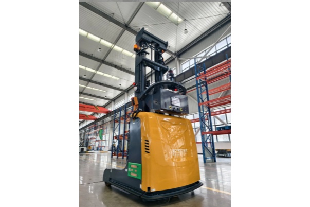 Case  Solving the 8.5-meter High Racking Storage Problem!ZCNEST Reach AMR Doubles Warehouse Efficiency